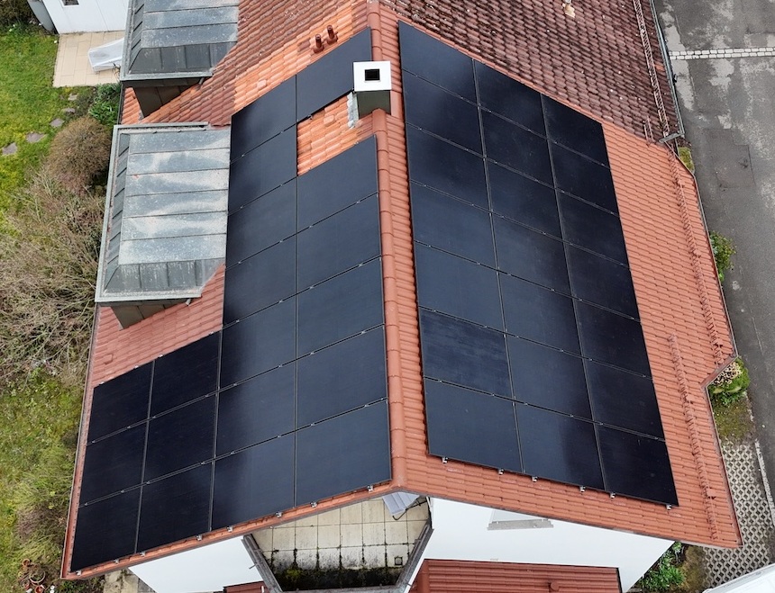 default Haus mit Solarmodulen auf dem Dach