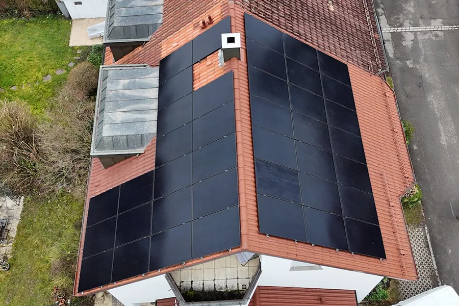 Dach mit installierter Photovoltaikanlage für Solarstrom